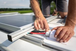 brancher plusieurs panneaux solaires sur une batterie