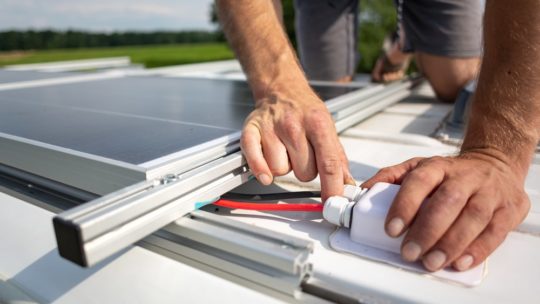 Peut-on brancher plusieurs panneaux solaires sur une batterie ?