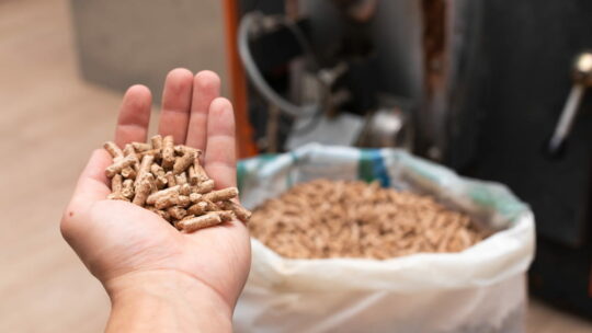 Pellets de bois : comment choisir un combustible de qualité